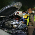 ช่างแบตเก้าแปดเก้า กำลังติดตั้งแบตเตอรี่ให้ลูกค้าในชลบุรี